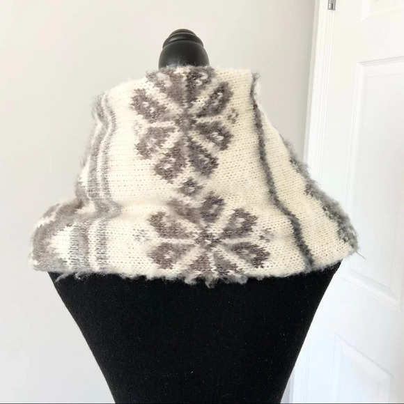 Urban Outfitters Snowflake Fleece Lining Infinity  Scarf - Picture 2 of 11